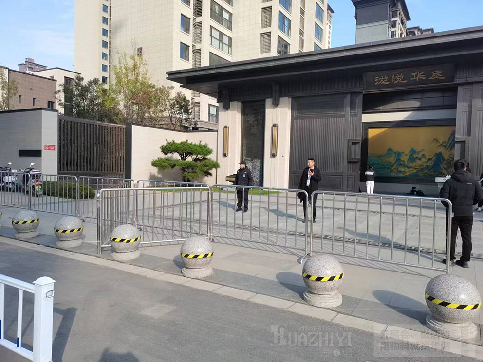 鄭州瓏悅?cè)A庭鐵馬護欄租賃講解