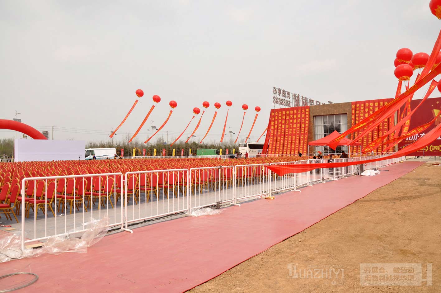 許昌家具建材城白色鐵馬護欄租賃現(xiàn)場